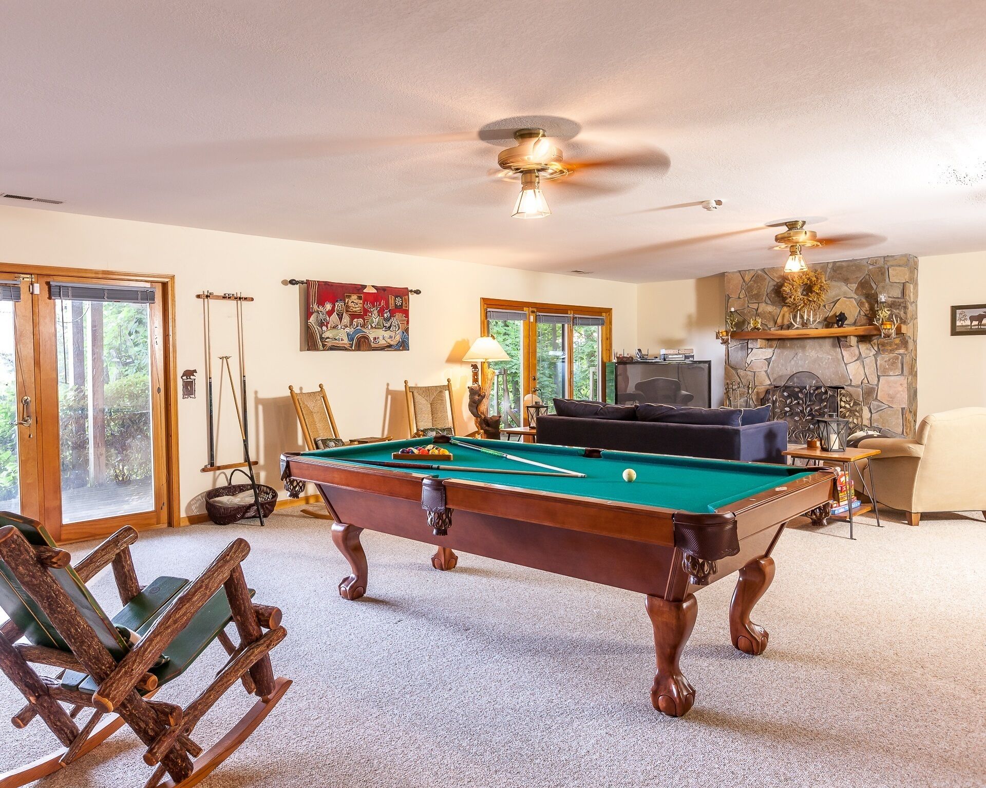 Smart-TV, peis, bøker og musikkbibliotek