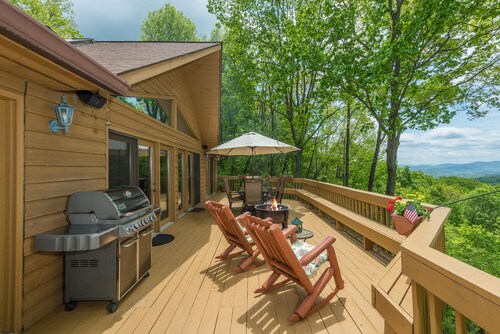 Majestic mountain view, Luxury Home, Total seclusion-Privacy, Hot Tub, Fireplace