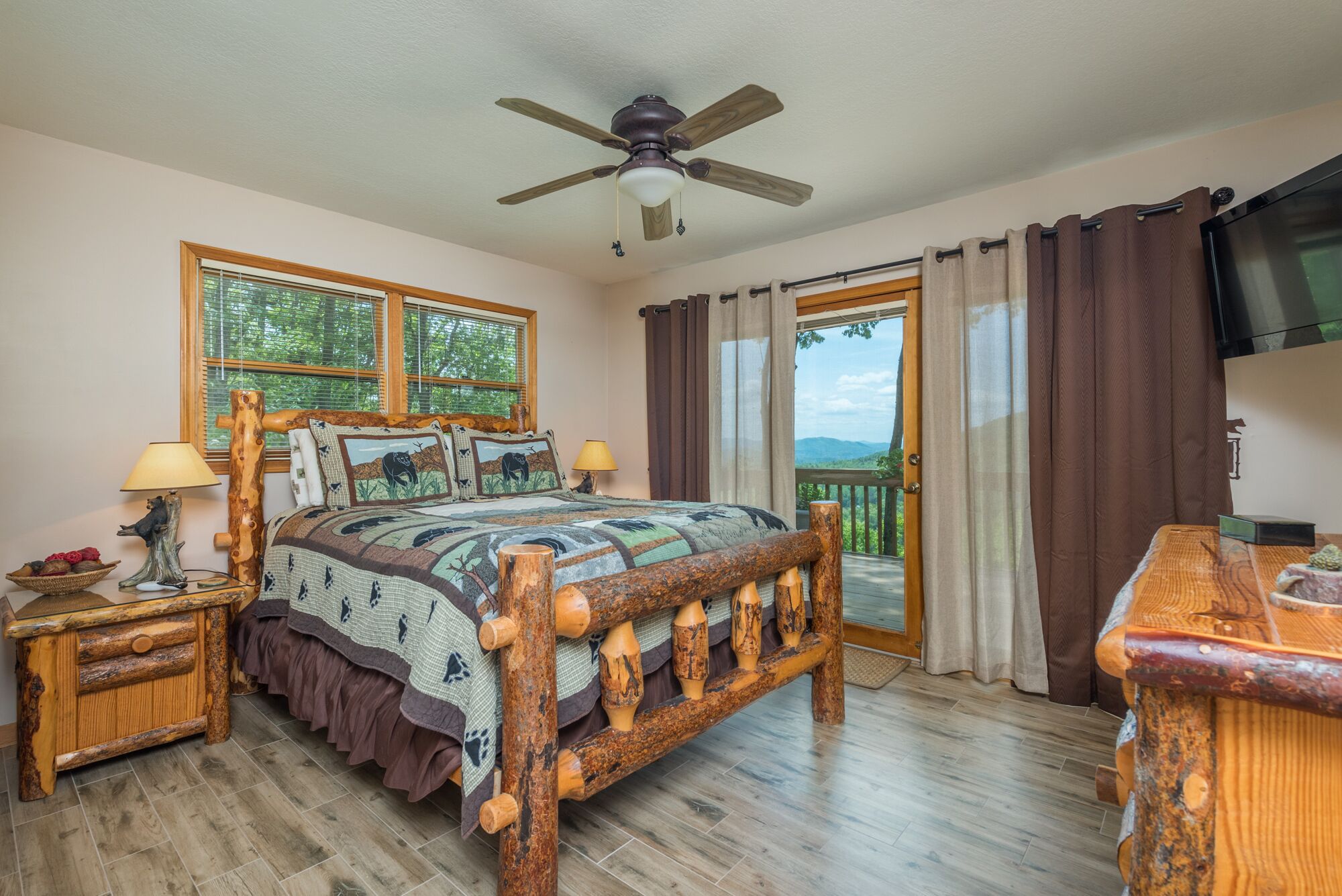 3 makuuhuonetta, tallelokero huoneessa, työpöytä, silitysrauta/-lauta