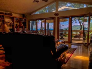 Smart-TV, Kamin, Bücher, Musikbibliothek