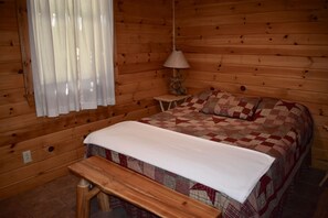 6 bedrooms, iron/ironing board, WiFi, bed sheets - Elk Ridge Ranch ~ Luxury Log Lodge ~ 5 Plus Bedrooms ~ 3 Fire Places (Shoals)