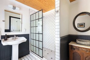 Badekar, hårtørrer, håndklæder, Shampoo