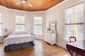 6 bedrooms, desk, iron/ironing board, travel crib - Luxury Victorian Downtown: Spacious w/ Hot Tub (Durham)