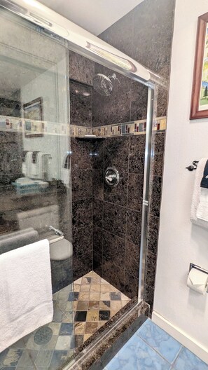 Combined shower/bathtub, hair dryer, towels, soap - Spacious Condo w/ FREE WiFi, Parking, Heated Pool, Hot Tubs, Skier Shuttles (Avon)