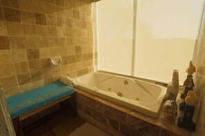 Shower, jetted bath, hair dryer, towels