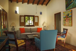 Smart TV, lettore DVD, videoteca, impianto stereo