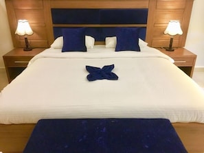 Habitación doble Deluxe, 1 cama Queen size, para no fumadores | Minibar, caja de seguridad en la habitación y cortinas blackout 