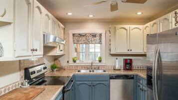 冰箱、微波炉、烤箱、炉灶