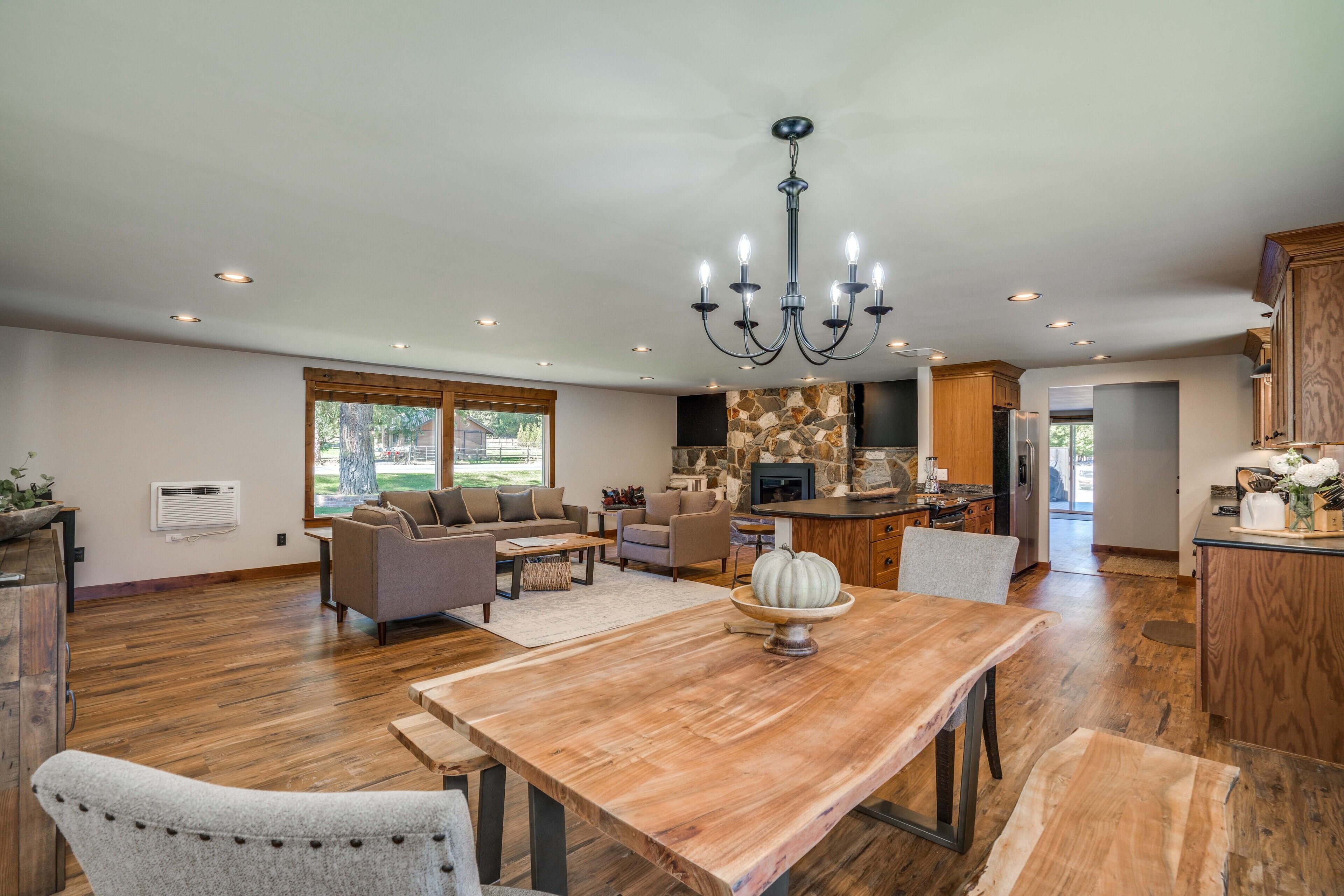 Smart TV, fireplace, stereo