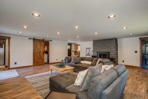 スマートテレビ、暖炉、ステレオ