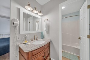Combined shower/bathtub, hair dryer, towels - Stunning Oceanfront on Crystal Beach with 2 King beds. Beach service included. (Destin)