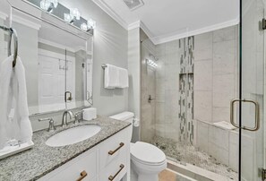 Combined shower/tub, hair dryer, towels - Stunning Oceanfront on Crystal Beach with 2 King beds. Beach service included. (Destin)