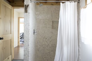Dusche, Haartrockner, Handtücher, Toilettenpapier