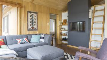 Smart TV, DVD player, pebolim, videoteca