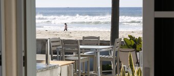 Ocean Front Condo On the Sand with Ocean View - Clean