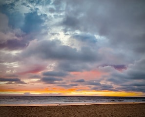 Plage, chaises longues, serviettes de plage