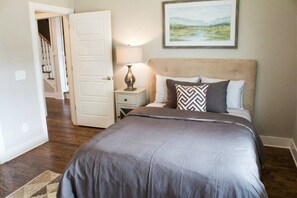 4 slaapkamers, een strijkplank/strijkijzer, gratis wifi, beddengoed