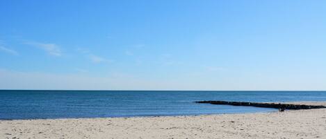 Plage à proximité, chaise longue, serviettes de plage