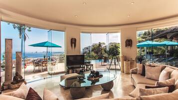 TV connectée, livres, médiathèque, chaîne hi-fi