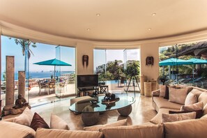 Een smart-tv, boeken, een muziekbibliotheek en een stereo