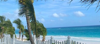 ケリー・クレスト、ゴージャスなピンクサンドビーチの素晴らしい景色を望むビーチフロント 