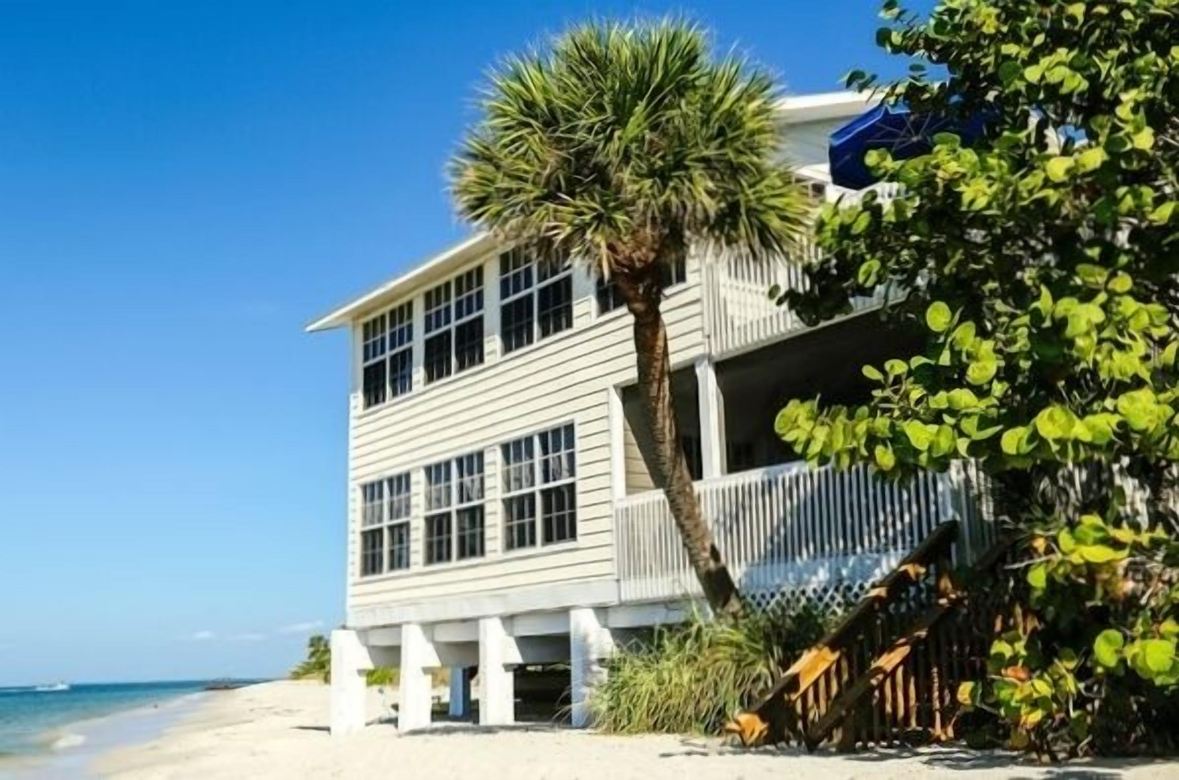 BEAUTIFUL OCEANFRONT BEACH LOCATION - View dolphins & Manatees from Living Room!