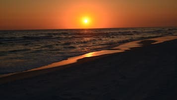 Pantai di sekitar dan kursi berjemur