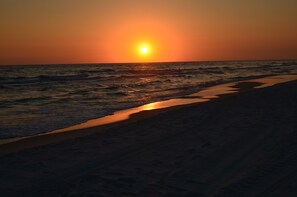 Nær stranden og solsenger