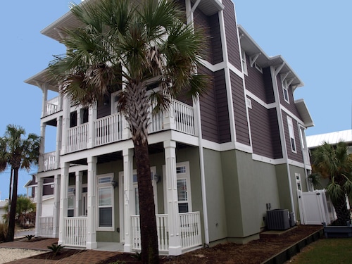 100 Yards to Beach: 3 King Beds, Bunks, HEATED PRIVATE POOL - 5 Baths