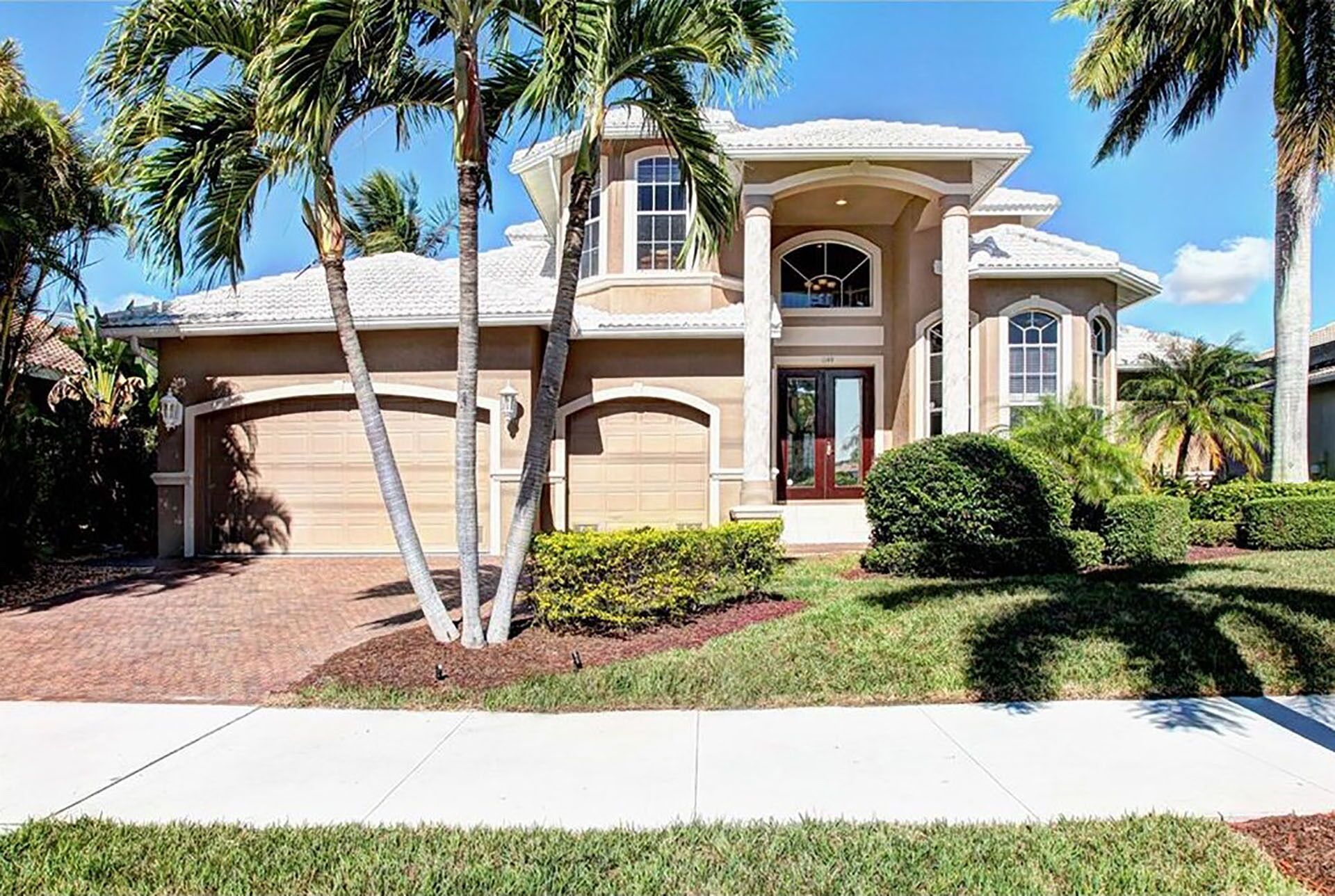 Walking Distance to Beach, Restaurants, Mini Golf, Movies & Shops! 