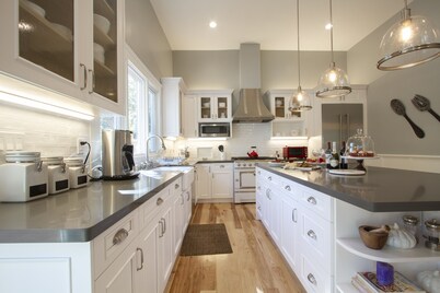 Alexander Valley Modern Farmhouse with Vintage Charm - Newly Renovated pool