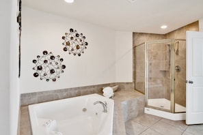 Combined shower/tub, hair dryer, towels