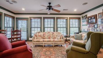 TV, fireplace, DVD player, books