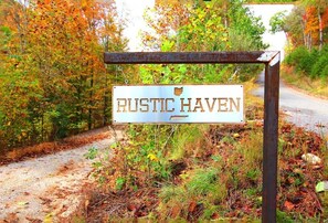 A rustic sign with the text "Rustic Haven" mounted on a metal post. - "Rustic Haven" Cabin On Secluded Cove 2 Minutes From Norris Ski Water (LaFollette)