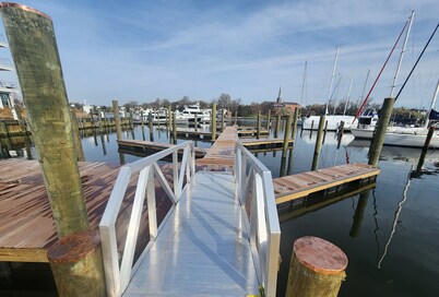Beautiful Condo - Water View Near City Dock 