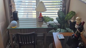 A corner office with a desk, chair, lamp, and decorative items. - Beautiful Condo - Water View Near City Dock  (Annapolis)