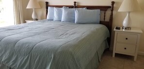 2 slaapkamers, een bureau, een strijkplank/strijkijzer, reisbedje