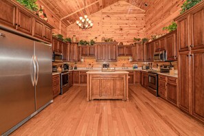 Fridge, microwave, oven, stovetop - Swim Spa Pool - Hot Tub - Theater & Game Room - 5 mins to Pigeon Forge (Pigeon Forge)