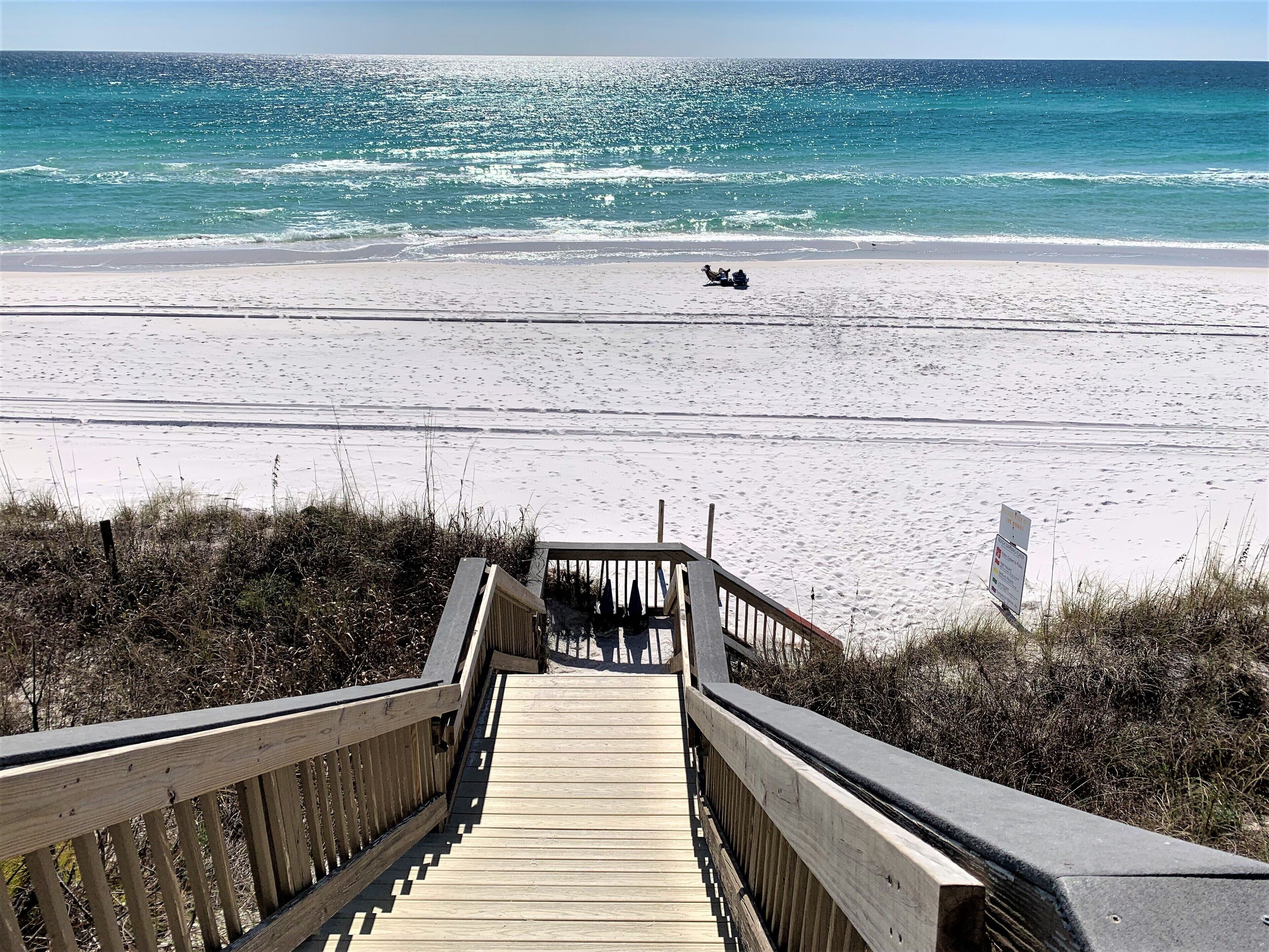 Plage, chaises longues