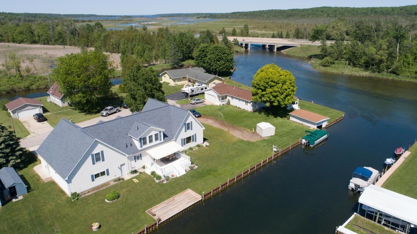 Gorgeous Riverfront Getaway 