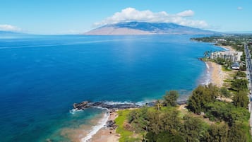 Playa en los alrededores, camastros y toallas de playa