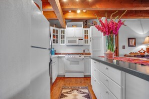 Fridge, oven, stovetop, dishwasher