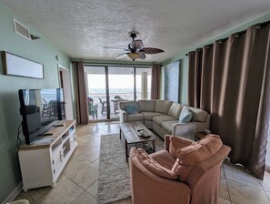 Smart TV, lettore DVD, libri, impianto stereo