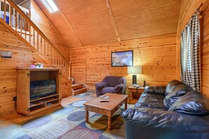TV, fireplace, DVD player - Blue Rose Cabins - Pinecrest Cabin (Logan)