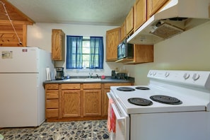 Coffee/tea maker, fridge, microwave, oven - Blue Rose Cabins - Pinecrest Cabin (Logan)