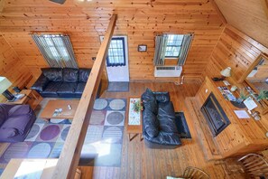 TV, fireplace, DVD player - Blue Rose Cabins - Pinecrest Cabin (Logan)
