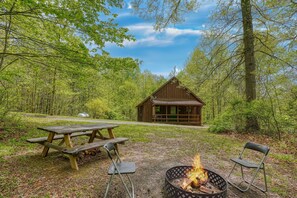 Outdoor dining - Blue Rose Cabins - Pinecrest Cabin (Logan)