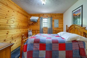 2 bedrooms, WiFi (free), bed sheets - Blue Rose Cabins - Pinecrest Cabin (Logan)