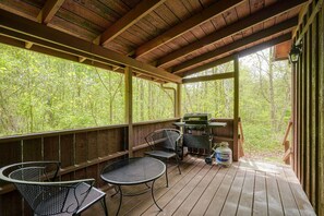 Outdoor dining - Blue Rose Cabins - Pinecrest Cabin (Logan)