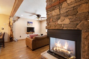 Interior - Pikes Peak Cabin Above the Clouds - Dog Friendly (Woodland Park)